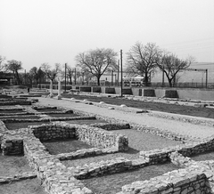 Magyarország, Aquincum, Budapest III., polgárváros, romkert. Háttérben a Szentendrei út és a szentendrei HÉV., 1974, FŐMTERV, Domonkos Endre, Budapest, Fortepan #253494