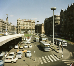 Magyarország, Budapest V., Március 15. tér, Erzsébet híd pesti hídfő. Szemben a déli Klotild palota., 1974, FŐMTERV, Domonkos Endre, színes, autóbusz, Budapest, Peugeot 304, Volkswagen Bogár, Volkswagen Typ3, Audi 100, Polski Fiat 125p, Fortepan #253500