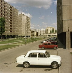 Magyarország, Budapest III., Solymár utca, a Kiscelli utcától észak felé nézve. Jobbra a Szőlő utcai sávház (Faluház)., 1974, FŐMTERV, Domonkos Endre, színes, Budapest, automobil, lakótelep, VAZ 2101, Fortepan #253503