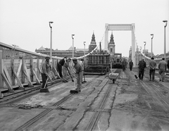 Hungary, Budapest V., Erzsébet híd, a felvétel a villamospálya eltávolítása utáni útfelújításkor készült, a pesti kapuzat mögött a Belvárosi templom látszik., 1975, FŐMTERV, Budapest, Fortepan #253518