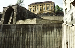 Hungary, Budapest I., támfal a Hunyadi János út közelében a Szalag lépcső mellett. Fent a budai Várban a Batthyány-palota., 1975, FŐMTERV, colorful, Budapest, Fortepan #253529