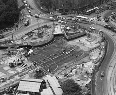 Hungary, Budapest IX.,Budapest VIII., Nagyvárad tér a SOTE (később Semmelweis Egyetem) Elméleti Tömbjének tetejéről nézve, az aluljáró és a metró építési területe., 1975, FŐMTERV, Budapest, Fortepan #253537