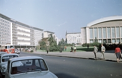 Románia, Bukarest, Strada Ion Câmpineanu (13 Decembrie), jobbra a Kongresszusi Csarnok (Sala Palatului)., 1966, Szánthó Zoltán, színes, autóbusz, csehszlovák gyártmány, utcakép, életkép, Skoda-márka, középület, automobil, Fiat 850, Fortepan #25354