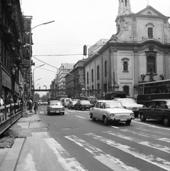 Hungary, Budapest V., Kossuth Lajos utca, ideiglenes gyalogos felüljáró építése. Jobbra a Belvárosi Ferences templom., 1975, FŐMTERV, Budapest, traffic, number plate, Fortepan #253543