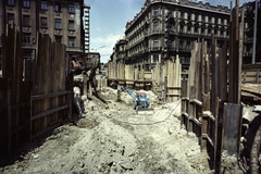 Hungary, Budapest V., gyalogos aluljáró építése a Váci utca - Szabad sajtó út kereszteződésénél, szemben jobbra az északi Klotild-palota látható., 1975, FŐMTERV, colorful, Budapest, Fortepan #253546