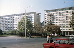 Románia, Bukarest, a Strada Ion Câmpineanu (13 Decembrie) blokkházai a Strada Știrbei Vodă felől., 1966, Szánthó Zoltán, színes, lakótelep, utcakép, lámpaoszlop, automobil, Fiat 850, FSO Warszawa 223, Renault Caravelle, Fortepan #25356