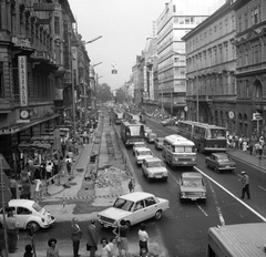 Hungary, Budapest V., a Kossuth Lajos utca az ideiglenes gyalogos felüljáróról nézve, előtérben balra a Városház utca., 1975, FŐMTERV, Budapest, Robur-brand, directing traffic, Fortepan #253566