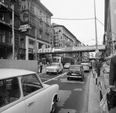 Hungary, Budapest V., Kossuth Lajos utca, ideiglenes gyalogos felüljáró. Balra a Városház utca, jobbra a Belvárosi Ferences templom., 1975, FŐMTERV, Budapest, number plate, Moskvith 433/434, Fortepan #253589