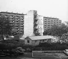 Hungary, Budapest XII., Alkotás utca, a szélesitéskor lebontott ház maradványa előkészítve a robbantásra. Háttérben a tiszti lakótelep házai., 1975, FŐMTERV, Budapest, Fortepan #253591