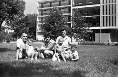 Magyarország,Balaton, Siófok, Petőfi sétány 3., Napfény szálló a hajóállomásnál., 1963, Szánthó Zoltán, család, park, csoportkép, üdülőhely, fényképezőgép, Fortepan #25364