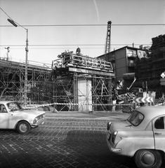 Magyarország, Budapest XI.,Budapest XII., Alkotás utca, szemben a háttérben a Hegyalja út 62-es számú ház. BAH csomópont a felüljáró építésekor., 1975, FŐMTERV, Domonkos Endre, építkezés, daru, állvány, Moszkvics-márka, ZiL-130, Budapest, Fortepan #253640