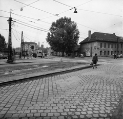 Magyarország, Budapest III., Bécsi út, szemben a Nagyszombat utca. Jobbra a sarkon a Bécsi út 85. szám alatt az Iskolabútor- és Sportszergyár II. sz. telepe., 1975, FŐMTERV, Domonkos Endre, Budapest, Fortepan #253645