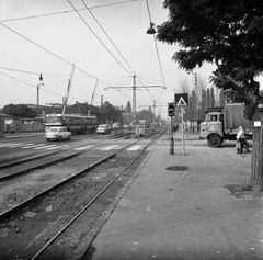 Magyarország, Budapest XVIII., Üllői út (Vörös Hadsereg útja), jobbra a Lenkei (Lenkey) utca., 1975, FŐMTERV, Domonkos Endre, Budapest, Fiat-márka, Moszkvics-márka, IFA-márka, sínpálya, sorompó, láda, autóbusz, gyalogátkelő, Fortepan #253647