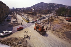 Magyarország, Budapest XI.,Budapest XII., középpontban a Hegyalja út, balra a Budaörsi út az Alkotás utcánál. BAH csomópont a felüljáró építésekor., 1976, FŐMTERV, Domonkos Endre, színes, villamos, Budapest, autódaru, Tatra-márka, Volkswagen Bogár, Tatra 138, Fortepan #253670