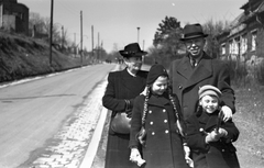 Magyarország, Budapest XII., Orbánhegyi út, háttérben a Szent Orbán tér., 1937, Fortepan, család, copf, Budapest, Fortepan #25368