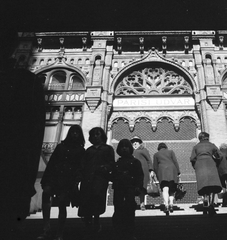 Hungary, Budapest V., Ferenciek tere (Felszabadulás tér), a Párizsi-udvar bejárata a gyalogos aluljáró lépcsőjéről nézve.., 1976, FŐMTERV, Budapest, Fortepan #253722