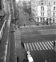 Magyarország, Budapest II., rálátás a Frankel Leó út - Margit körút (Mártírok útja) kereszteződésére. Szemben, a Vidra utca sarkán, az ORFI épülete (később Budai Irgalmasrendi Kórház)., 1977, FŐMTERV, Domonkos Endre, Budapest, Fortepan #253735