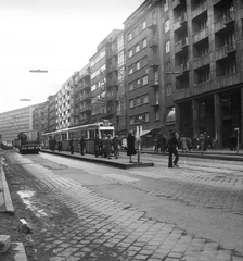 Hungary, Budapest II., Margit körút (Mártírok útja), villamosmegálló a Szász Károly utca - Erőf utca közötti szakaszon. Jobbra a háttérben a Május 1. mozi (később Átrium Film-Színház)., 1978, FŐMTERV, Budapest, Fortepan #253744