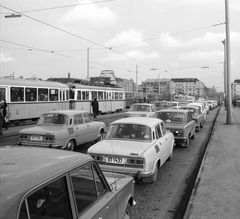 Hungary, Budapest V.,Budapest XIII., Margit híd, balra a szigeti bejárónál lévő villamosmegálló, a távolban a Jászai Mari tér és a Szent István körút sarkán álló ház látható., 1978, FŐMTERV, number plate, Budapest, Fortepan #253745