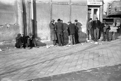 Magyarország, Budapest XIII., Lehel (Ferdinánd) téri piac. Jobbra a háttérben a Lehel utca 4/c tűzfala látszik., 1942, Fortepan, szegénység, cégtábla, fiatalság, élelmiszerbolt, munkanélküliség, Budapest, Fortepan #25376