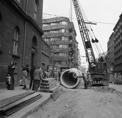 Hungary, Budapest II., Margit körút (Mártírok útja), csatornaépítés, háttérben a Rómer Flóris utca sarkán álló ház látszik., 1978, FŐMTERV, Budapest, Fortepan #253770