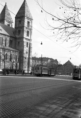 Magyarország, Budapest XIII., Váci út, balra az Árpád-házi Szent Margit-templom, szemben a Szent Margit (Ferdinánd) tér, a Lehel utca házsora., 1942, Fortepan, villamos, katolikus, neoromán építészet, Budapest, Möller István-terv, Fortepan #25378