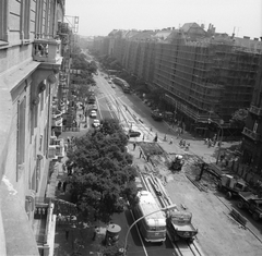 Hungary, Budapest V.,Budapest XIII., a Szent István körút a Jászai Mari tér felől a Nyugati (Marx) tér felé nézve a villamosvágányok cseréje idején. Jobbra a Falk Miksa (Néphadsereg) utca torkolata., 1978, FŐMTERV, Budapest, Fortepan #253783