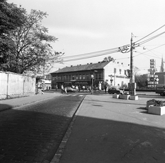 Hungary, Budapest XIII., Dráva utca, jobbra a Váci út - Dózsa György út sarok, hirdetések a Volga szálló előtt. Háttérben a Huba utcai karmelita templom., 1978, FŐMTERV, Budapest, Fortepan #253805