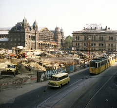 Hungary, Budapest VI., Nyugati (Marx) tér az aluljáró és a felüljáró építési munkálatai alatt. Szemben a Nyugati pályaudvar és a Teréz (Lenin) körút., 1979, FŐMTERV, colorful, tram, Budapest, Fortepan #253856