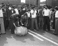 Hungary, Budapest XI., Petőfi híd budai hídfő, a hordógurítás a felújítás utáni ünnepségen, jobbra a háttérben a Budapesti Műszaki Egyetem (később Budapesti Műszaki és Gazdaságtudományi Egyetem) épületei., 1980, FŐMTERV, Budapest, Best of, Budapest University of Technology, Fortepan #253861