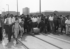 Hungary, Budapest XI., Petőfi híd, a hordógurítás a felújítás utáni ünnepségen, jobbra a háttérben a Budapesti Műszaki Egyetem (később Budapesti Műszaki és Gazdaságtudományi Egyetem) épületei., 1980, FŐMTERV, Budapest, Fortepan #253863