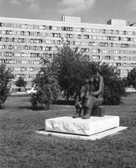 Hungary, Budapest XI., park a Bogdáfy utca közelében, Kerényi Jenő szobrászművész alkotása, Anya gyermekkel (1980). Háttérben az Irinyi József út, a BME Münnich Ferenc Kollégium (később Kármán Tódor Kollégium) épülete., 1980, FŐMTERV, Budapest, Fortepan #253883