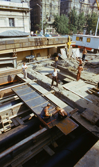 Hungary, Budapest V., a Szabadság híd pesti hídfője, háttérben a Fővám (Dimitrov) tér melletti házak. A felvétel a híd felújításakor készült., 1980, FŐMTERV, colorful, Budapest, Fortepan #253885