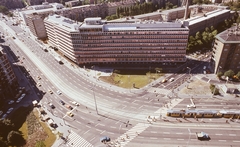 Hungary, Budapest XI., kilátás a Budafoki út - Irinyi József utca sarkán álló BME Schönherz Kollégium épületéről, az Október huszonharmadika (Schönherz Zoltán) utca felé. Szemben az Országos Kőolaj- és Gázipari Tröszt (OKGT) épülete. Jobbra az Irinyi József utcai villamosmegálló látható., 1980, FŐMTERV, colorful, Budapest, crosswalk, Fortepan #253893