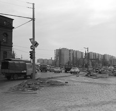 Magyarország, Óbuda, Budapest III., Flórián tér az Árpád híd hídfője felé nézve, balra a Budapesti Rádiótechnikai Gyár (BRG), az egykori Dohánygyár épületének a sarka, jobbra a Pacsirtamező (Korvin Ottó) utca., 1981, FŐMTERV, Domonkos Endre, Barkas-márka, Wartburg-márka, Zuk-márka, Wartburg 353, Budapest, Fortepan #253911