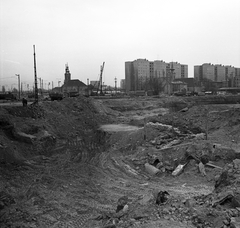 Magyarország, Óbuda, Budapest III., Flórián tér, balra az Árpád híd hídfője és a Szent Péter és Pál-templom, jobbra a Pacsirtamező (Korvin Ottó) utca., 1981, FŐMTERV, Domonkos Endre, Budapest, Fortepan #253912