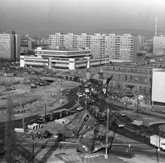 Magyarország, Óbuda, Budapest III., kilátás a Kiskorona (Magyar Lajos) utca melleti panelházról, szemben középen a Flórián üzletközpont, ettől jobbra a Budapesti Rádiótechnikai Gyár (BRG), az egykori Dohánygyár épülete., 1981, FŐMTERV, Domonkos Endre, Budapest, Fortepan #253913