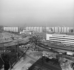 Magyarország, Óbuda, Budapest III., kilátás a Kiskorona (Magyar Lajos) utca melleti panelházról, szemben középen a Flórián üzletközpont, ettől jobbra a Budapesti Rádiótechnikai Gyár (BRG), az egykori Dohánygyár épülete., 1981, FŐMTERV, Domonkos Endre, aluljáró, Budapest, Fortepan #253914