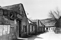 Magyarország, Óbuda, Budapest III., Föld utca a Szőlőkert utca felé nézve, balra a 4-es számú ház, Jordán László bőrdíszműves üzlete., 1942, Fortepan/Album078, Budapest, Fortepan #253916