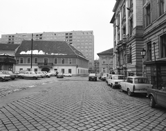 Magyarország, Óbuda, Budapest III., Fő tér a Kórház utca felé nézve. Jobbra a Tanácsháza (később Polgármesteri Hivatal) épülete., 1981, FŐMTERV, Domonkos Endre, Budapest, Fortepan #253919