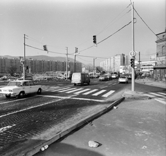 Magyarország, Óbuda, Budapest III., Flórián tér a Vörösvári út felé nézve. Balra a Szőlő utcai sávház (Faluház), jobbra a Flórián üzletközpont, a kép jobbszélén a Budapesti Rádiótechnikai Gyár (BRG), az egykori Dohánygyár épületének a sarka., 1981, FŐMTERV, Domonkos Endre, Budapest, Fortepan #253920