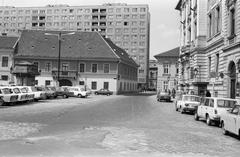 Hungary, Óbuda, Budapest III., Fő tér a Kórház utca felé nézve. A felvétel a Postakocsi étterem és borozó előtt készült, mellette a Tanácsháza (később Polgármesteri Hivatal) épülete., 1982, FŐMTERV, Budapest, gas lamp, Fortepan #253929