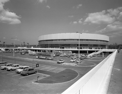 Hungary, Budapest XIV., parkoló a Budapest Sportcsarnok előtt, balra a háttérben a Népstadion látható., 1982, FŐMTERV, Budapest, Fortepan #253931