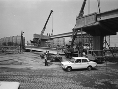 Hungary, Budapest III., Flórián tér, a Szentendrei utat és az Árpád hídat összekötő felüljáró építése. Háttérben jobbra a Budapesti Rádiótechnikai Gyár (BRG), az egykori Dohánygyár épülete., 1982, FŐMTERV, Budapest, construction, rf-concrete, crane, Fortepan #253938