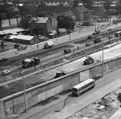 Magyarország, Budapest III., kilátás a Kiskorona (Magyar Lajos) utca melleti panelházról az Árpád híd budai hídfő és a Szentlélek (Korvin Ottó) tér felé., 1982, FŐMTERV, Domonkos Endre, Budapest, autódaru, munkagép, madártávlat, autóbusz, úthenger, lánctalp, betonkeverő, Ikarus-márka, Ikarus 260, Fortepan #253939