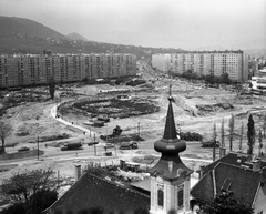 Hungary, Óbuda, Budapest III., kilátás a Pacsirtamező (Korvin Ottó) utca felé, előtérben az óbudai református templom, balra a háttérben a Szőlő utcai sávház (Faluház), jobbra a Vörösvári út., 1982, FŐMTERV, protestant, Budapest, Fortepan #253944