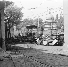 Hungary, Budapest VIII., Baross utca, Baross kocsiszín. Háttérben a Fiumei úti Nemzeti Sírkert (Kerepesi temető)-ben Ganz Ábrahám mauzóleuma (Ybl Miklós, Hubert József, 1869.)., 1982, FŐMTERV, Budapest, Fortepan #253949