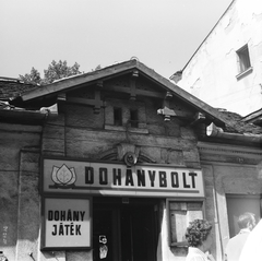 Hungary, Budapest VIII., Fiumei (Mező Imre) út, Dohánybolt a Baross kocsiszín melletti villamosmegállónál., 1982, FŐMTERV, tobacco shop, Budapest, Fortepan #253954