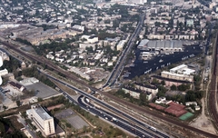 Magyarország, Budapest XI., légifotó a Budaörsi út és a Nagyszőlős (Szirmai István) utca találkozásáról. Balra a Pamuttextilművek (később Dorottya udvar) épülete, jobb oldalon a Kelenföldi buszgarázs látható., 1985, FŐMTERV, Domonkos Endre, színes, légi felvétel, buszgarázs, Budapest, Fortepan #253963