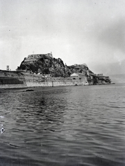 Greece, a Régi erőd (Paleo Frurio) külső bástyája a tengerről nézve., 1913, Kriszt Béla, fort, Fortepan #254004